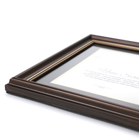 Cadre en bois profond sur mesure pour la présentation de médailles, épingles, certificats et photos, avec passe-partout noir, pour accrocher au mur ou poser sur table.