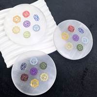 Vie de tranche de sculpture en cristal de sélénite de haute qualité avec plaque de caboteur gravée par symbole de sept Chakras pour la méditation