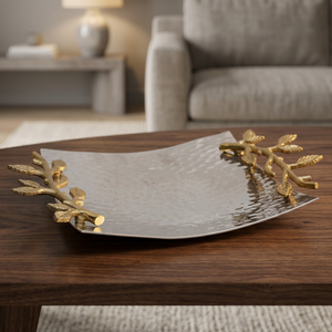 Plateau carré en aluminium artisanal de qualité supérieure, avec poignée en forme de branche de feuille, idéal pour servir les plats et décorer la table. - Product Image 1