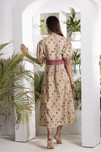 Robe évasée imprimée rouge et marron boueux pour femme avec col à volants et détail de bordure à la taille pour un style décontracté et élégant - Product Image 3