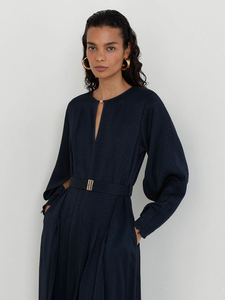Robe midi élégante bleu marine avec col en V, taille cintrée, silhouette trapèze, manches longues, tissu tissé, tenue de bureau - Product Image 3