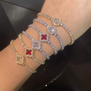 Pulsera de tenis de trébol de cuatro hojas de la suerte con cristales de imitación de moda, en oro rojo, plata y moissanita roja, con diseño de trébol de diamantes - Product Image 1