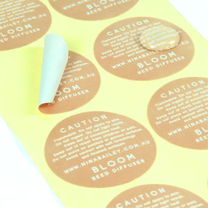 Etiquetas de presentación autoadhesivas impermeables rígidas para botellas de vinilo de PVC con logotipo personalizado de lujo - Product Image 3