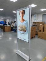Haute luminosité 3000 lentes suspendu au sol debout surbrillance fenêtre Lcd affichage numérique signalisation écran publicitaire pour magasin de magasin