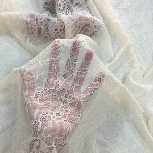 Nouvelle conception de tissu en dentelle élastique blanche avec de grandes fleurs pour la confection de jupes, vêtements de maison, vêtements pour enfants, tissu en dentelle à mailles - Product Image 2