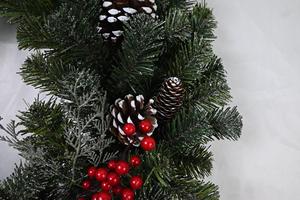 Corona Navideña de PVC Roja y Verde con Piñas para Árbol de Navidad, Personalizada, en Oferta - Product Image 5