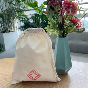 Sac d'emballage en mousseline naturelle imprimé avec logo personnalisé, cordon de serrage, sac en coton biologique pour mariage, Noël, fête, rangement de cadeaux - Product Image 1
