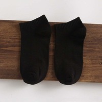 Chaussettes blanches de haute qualité avec logo personnalisé pour hommes et femmes Vente en gros OEM Chaussettes de cheville noires décontractées avec logo en bas pour l'été