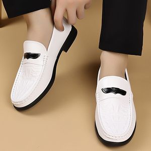 Mocassins en cuir blanc à bout rond, à enfiler, semelle extérieure en caoutchouc, semelle intermédiaire en EVA, semelle souple, chaussures décontractées de printemps avec boucle décorative - Product Image 1