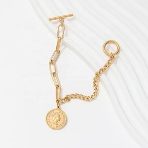 Bracelet personnalisé en acier inoxydable plaqué or 18 carats avec pendentif pièce de monnaie – Bijoux élégants et tendance en gros - Product Image 3