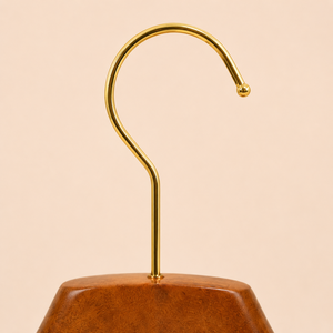 Cintre en bois haut de gamme avec épaules arrondies pour rangement de placard - Product Image 4
