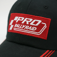 Casquette de baseball vintage noire avec broderie personnalisée rectangulaire rouge et bord incurvé, style Dad Hat avec passepoil rouge