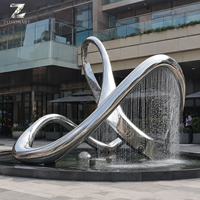 Fontaine sculpturale en acier inoxydable poli miroir, ruban d'eau abstrait pour la décoration extérieure des places publiques, des hôtels et des jardins