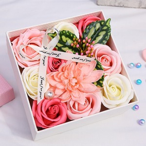 La confezione regalo di fiori artificiali per la decorazione domestica è la prima scelta per souvenir romantici e colorati decorati con Rose - Product Image 1
