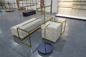 Espositori di Lusso Premium per Negozi di Borse e Valigie, Stand Personalizzabili Oro e Bianco per Boutique di Borse - Product Image 6