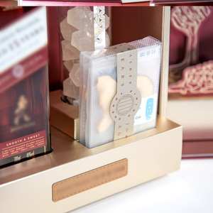 Boîte cadeau rigide rouge haut de gamme avec design en feuille d'or pour whisky et confiseries, emballage haut de gamme avec fermeture magnétique - Product Image 5
