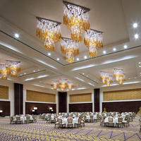 Lustre moderne sur mesure avec décorations haut de gamme, élégant, en tubes de verre multicolores