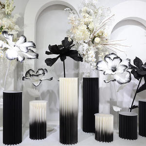 Colonne de fleurs en papier noir et blanc artisanale française, nouvelle décoration de mariage, centre de table, décorations de mariage - Product Image 1