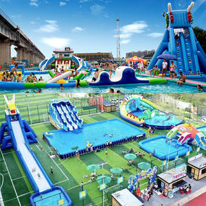 Dans le parc, il y a de grands toboggans aquatiques de dragon et de requin, des trampolines gonflables et des châteaux pour le plaisir des enfants. - Product Image 3