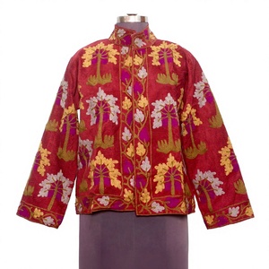 Veste en tissu Cotrise matelassée brodée de fleurs faites à la main, avec détails boutonnés, doublure en coton rayé, respirante, écologique, idéale pour l'automne - Product Image 1