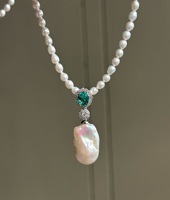 Nouvel Arrivage INS – Pendentif Tendance et Élégant en Or 14K Plaqué, Zircon Émeraude, Perle Baroque d'Eau Douce Naturelle de Grade AAAA Certifiée NGTC