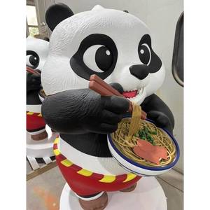 Estatua de Panda de Fibra de Vidrio Comiendo Fideos, Escultura de Resina Personalizada para la Entrada de una Tienda de Fideos, Decoración de Tienda - Product Image 4