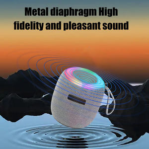 Mini-enceinte portable compacte pour son stéréo Hi-Fi avec basses profondes, réveil intégré, alimentation par piles, design carré, en plastique - Product Image 4