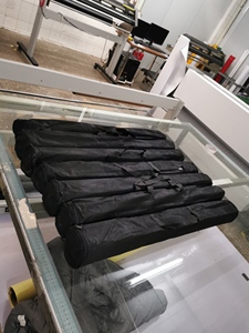 شعار سهل الاستخراج سهل الاستخدام حسب الطلب ، راية قياسية 80 × 47 سم ، لافتة راية فاخرة قابلة للسحب - Product Image 5