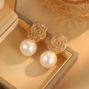 Boucles d'oreilles clous personnalisées en cuivre doré avec grosses perles, design floral géométrique simple et élégant, cadeau parfait, très prisées - Product Image 3