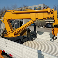 Grue de chantier efficace montée sur camion avec système hydraulique électrique et rotation en porte-à-faux