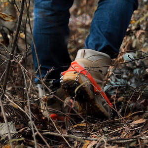Crampons de randonnée à 12 dents en acier au manganèse orange, pointes antidérapantes pour la randonnée, équipement de survie en plein air - Product Image 2