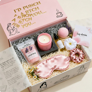 Divertida <span class=keywords><strong>Caja</strong></span> de <span class=keywords><strong>Regalo</strong></span> Spa <span class=keywords><strong>para</strong></span> Mejores Amigas - Set de Vela Aromática, Bomba de Baño y Mascarilla <span class=keywords><strong>para</strong></span> Dormir, Regalos <span class=keywords><strong>para</strong></span> Mejores Amigas y Damas de Honor - Product Image 1