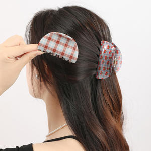Vente en gros usine : Pinces à cheveux géométriques ajourées en acétate à motif à carreaux, et pinces à cheveux en acétate motif cerise cristalline, très demandées pour femmes aux cheveux épais - Product Image 2