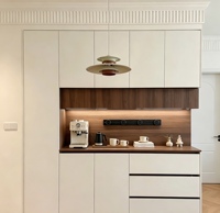 Buffet sur mesure avec niche réfrigérateur intégrée, meuble moderne bicolore bois et crème avec éclairage LED et rail électrique