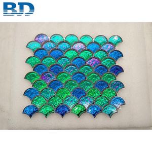 Tuile de mosaïque en verre marocain à effet écaille de poisson, finition brillante mate irisée bleu vert arc-en-ciel, pour crédence de salle de bain et décoration murale de cuisine - Product Image 1