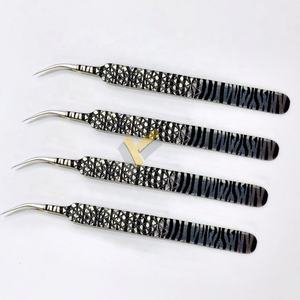 Pince à épiler d'extension de cils en acier inoxydable durable personnalisée en gros fortement incurvée rayures argentées pointe pointue noire - Product Image 5