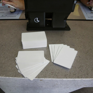 บัตรพลาสติก PVC สีขาวเ<span class=keywords><strong>ป</strong></span>ล่า<span class=keywords><strong>แบบ</strong></span>แม่เหล็ก CR80 สำหรับขายส่ง เคลือบลามิเนต พิมพ์ออฟเซ็ต โลโก้แบบกำหนดเอง <span class=keywords><strong>ป</strong></span>ั๊มนูน รองรับการปั๊มร้อน - Product Image 2