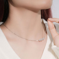 Ensemble de bijoux en argent sterling 925 avec boucles d'oreilles torsadées en moissanite de 1,3 mm et collier pendentif trèfle à quatre feuilles en moissanite de 3 mm et 2,5 mm