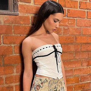 Haut bustier jacquard français pour femme, design lacé, coupe ajustée, légèrement transparent, épaules dénudées - Product Image 3