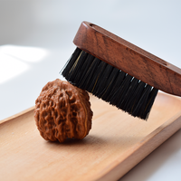 Brosse de nettoyage artisanale en crinière de sanglier, avec manche en bois, tête ronde, quatre rangées de poils, prise en main confortable et brosse rigide