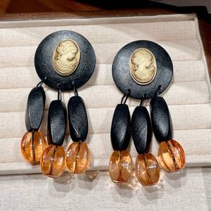 Boucles d'oreilles pendantes en bois avec motif visage vintage et perles de cristal orange, bijoux de mode pour femmes - Product Image 5