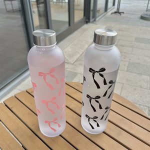 環境に優しい1000mlスポーツプラスチック製ウォーターボトル、直飲み、ジム、旅行、販促品、新学期ギフト、可愛いリボン付き - Product Image 2