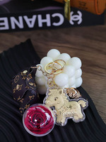 En gros Porte-clés et Pendentif de sac Fleur éternelle Rose stabilisée, Amulette porte-bonheur et de prospérité, Signe du zodiaque Cheval, pour la Fortune, Fête des Mères