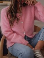 Süße rosa flauschige Strickjacke mit Knöpfen, gemütlicher, verkürzter Schnitt für einen mühelosen, mädchenhaften Look.