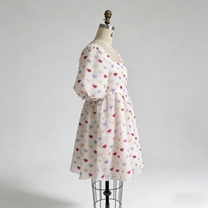 Robe personnalisée en tissu écologique à imprimé cœur, col carré, manches bouffantes, taille froncée, coupe trapèze, longueur mini pour femme - Product Image 2