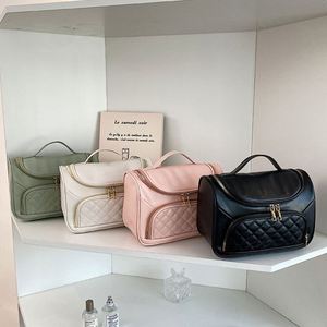 Bolsa de Cosméticos de Viaje de Lujo de Cuero PU Personalizada al por Mayor con Cierre de Cremallera, Diseño de Moda con Patrón de Letras, Color Personalizado - Product Image 5