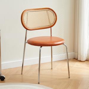 Silla de comedor con respaldo de ratán y asiento de cuero para uso en el comedor del hogar - Product Image 2