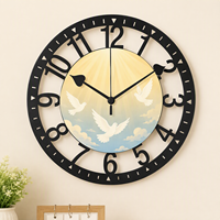 Horloge murale en fer prête à être expédiée, cadre ouvert, chiffres métalliques, motif soleil, colombe et nuage pour accent mural de ferme