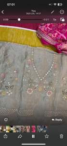 ชุดเลเฮนกาโชลีผ้าไหมบานาราสีสีม่วงแดงเข้ม ปักลายดิ้นทองหนัก ดีไซน์คลาสสิก กระโปรงยาวสีเทา เสื้อดีไซเนอร์สำหรับเจ้าสาว - Product Image 4