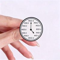 Spilla smaltata rotonda con slogan a tema orologio, distintivo in metallo elegante per accessori di abbigliamento quotidiano